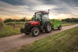 Červený traktor Case IH Quantum ve vinici